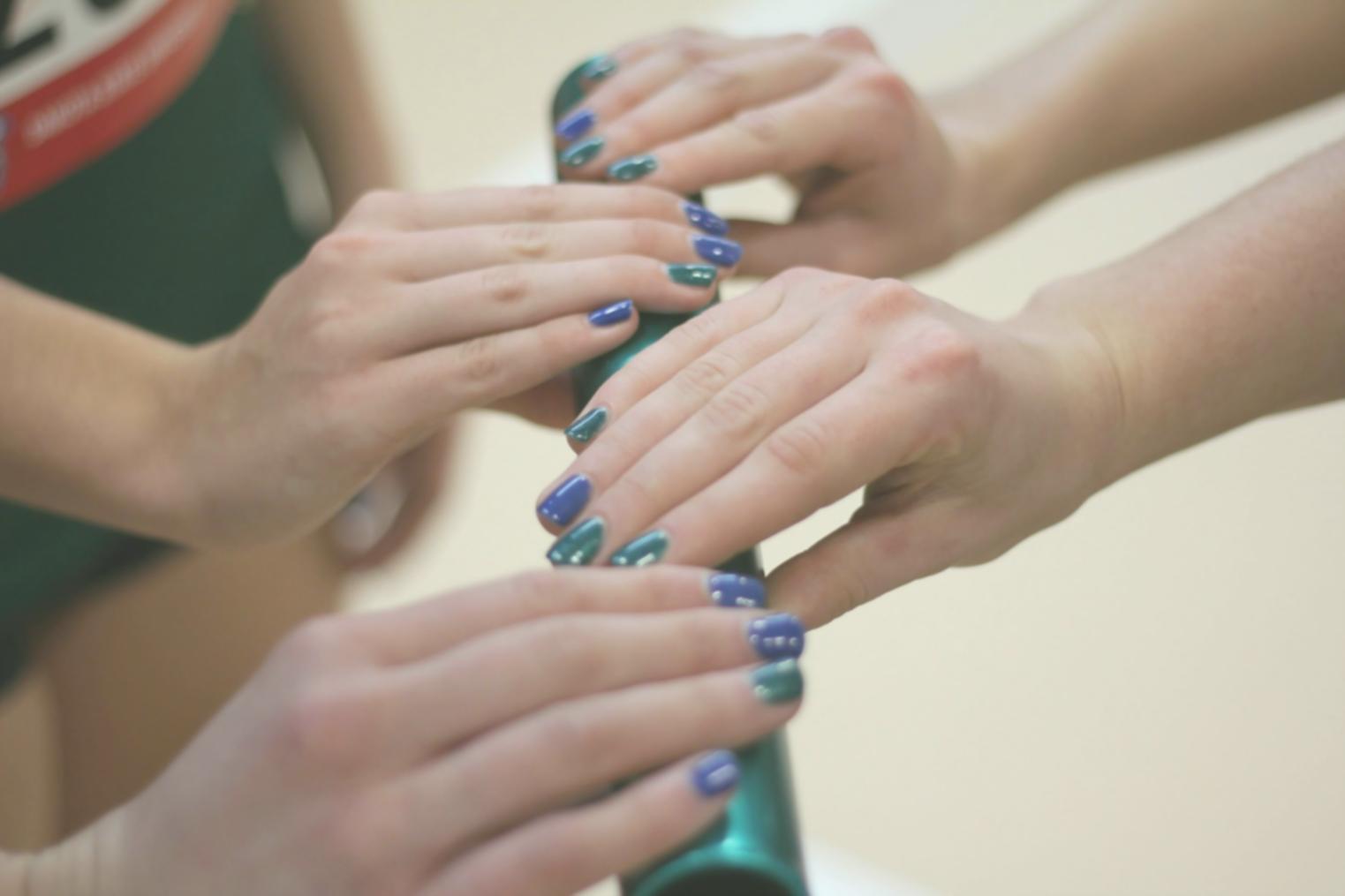 Trattamento professionale di manicure con attenzione ai dettagli