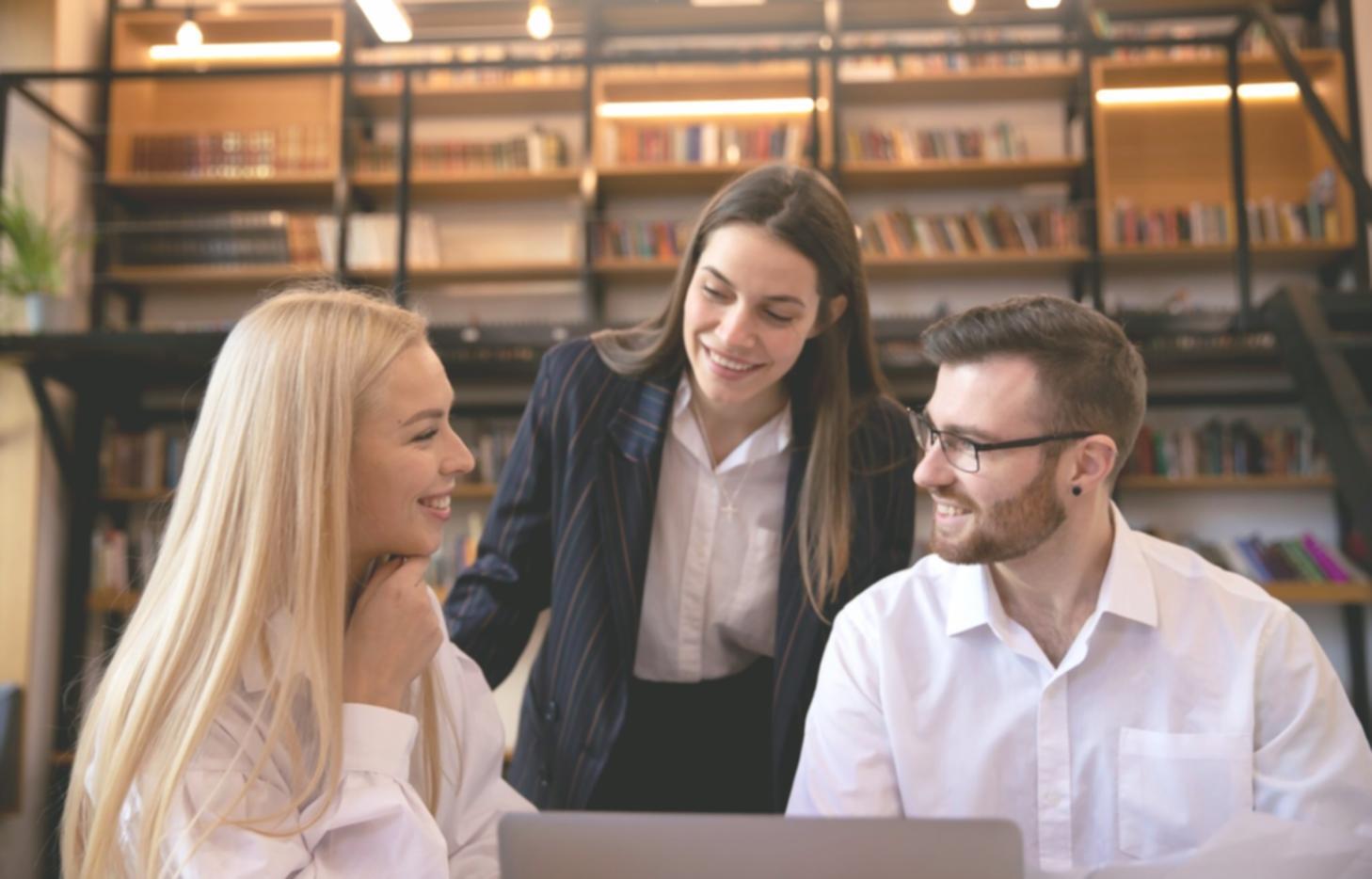 Postazione di lavoro professionale con strumenti sterilizzati e prodotti organizzati